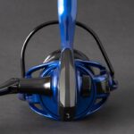 Carrete Cinnetic Blue Line Light Game CRBK con manivela de metal para pesca a spinning