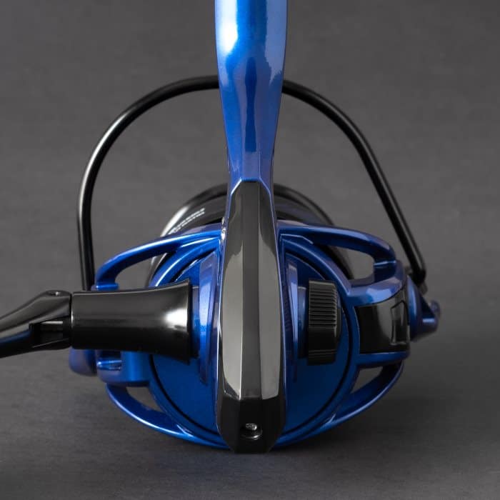 Carrete Cinnetic Blue Line Light Game CRBK con manivela de metal para pesca a spinning