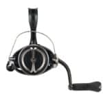 Detalle del carrete Daiwa Ballistic 25 HD 3000 XH con bobina de aluminio Long Cast