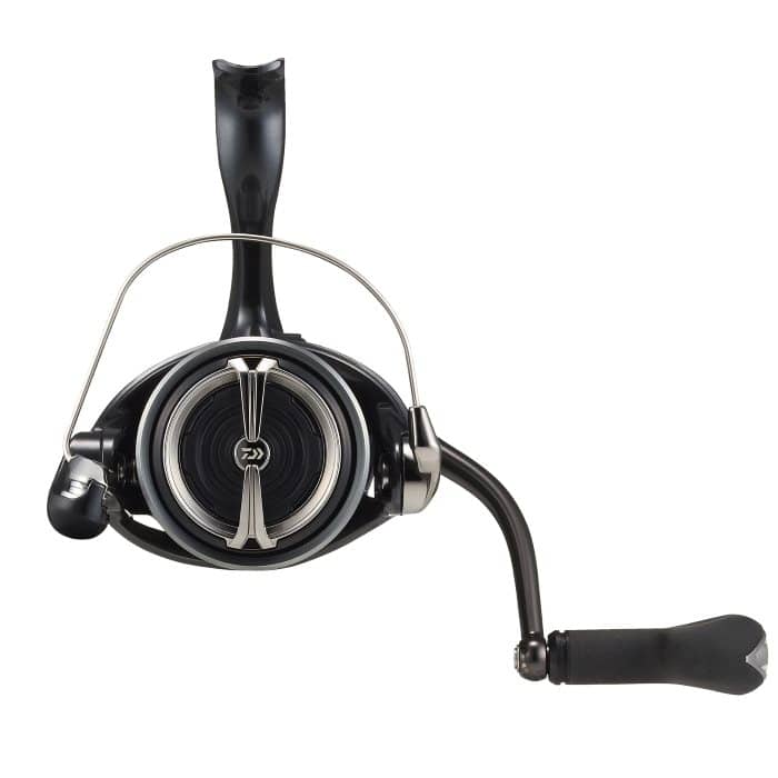Detalle del carrete Daiwa Ballistic 25 HD 3000 XH con bobina de aluminio Long Cast