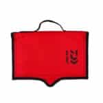 Estuche porta bajos de línea de surfcasting Daiwa abierto mostrando las fundas